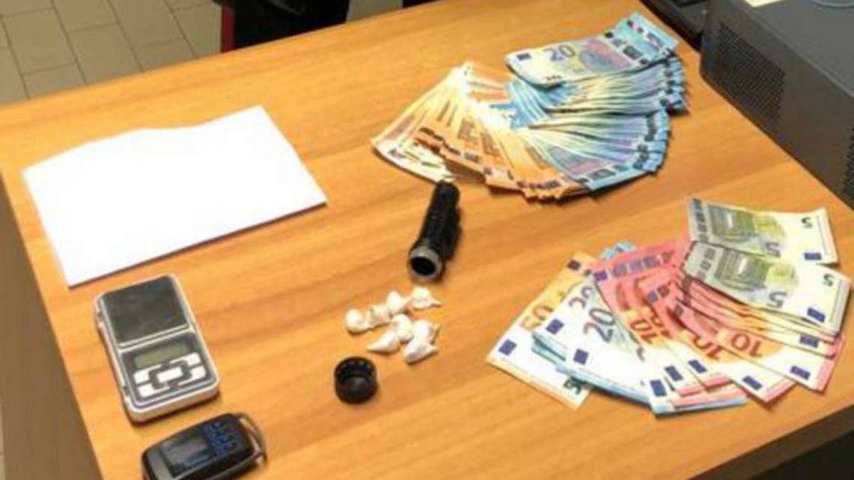 Attacca la cocaina sotto l'auto con la calamita: arrestato