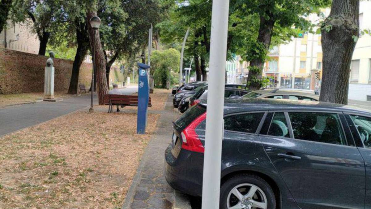 Cesena: derubata mentre pagava la sosta