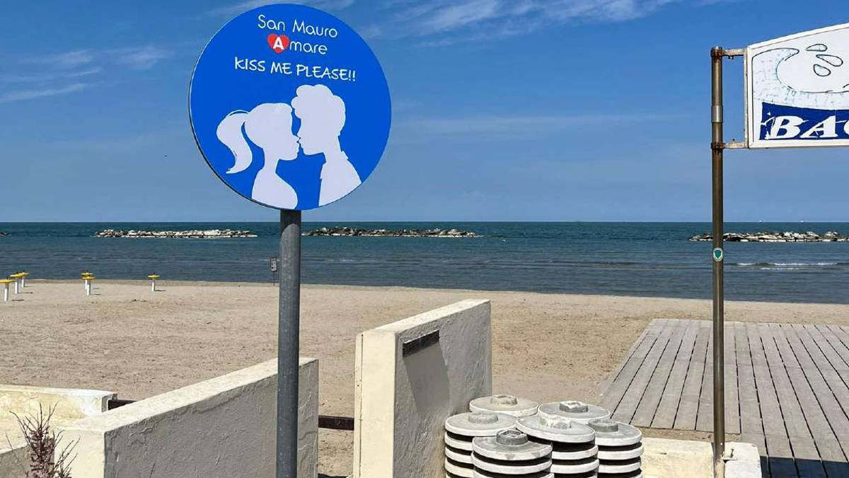 San Mauro Mare,“obbligo” di baciarsi e di selfie: due Kissing zone