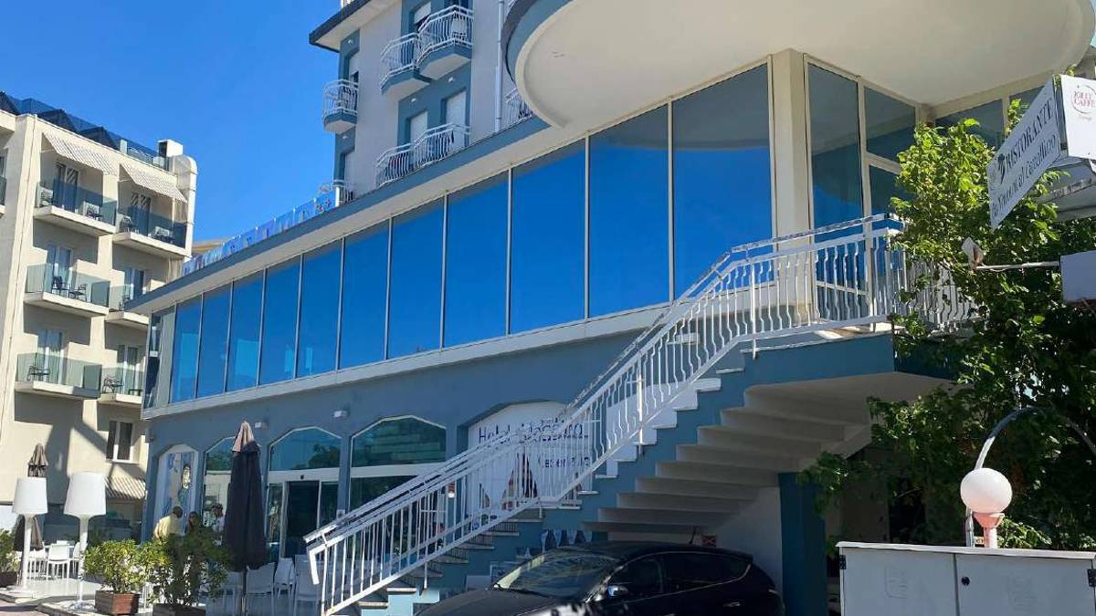 Cesenatico, piscina e solarium di un hotel fatti chiudere dall'Ausl