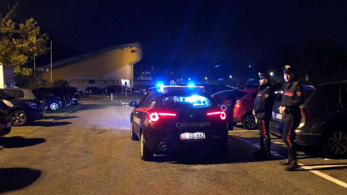 Ladro in azione nel parcheggio del Carisport a Cesena durante la festa di Babbi