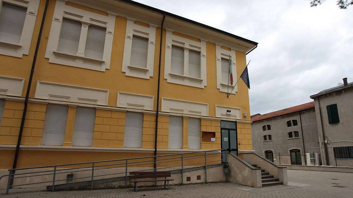 Pezzo di vetro nella pasta della mensa in una scuola di Cesena
