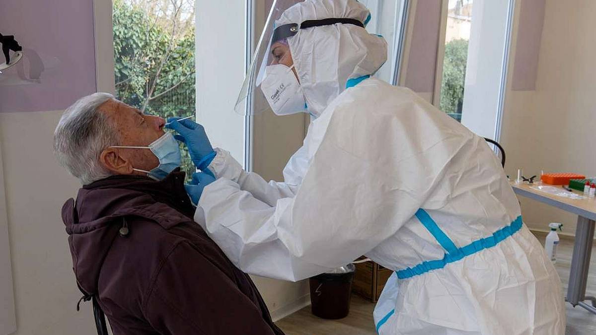 Covid, 1.751 nuovi positivi ma calano i ricoveri in terapia intensiva