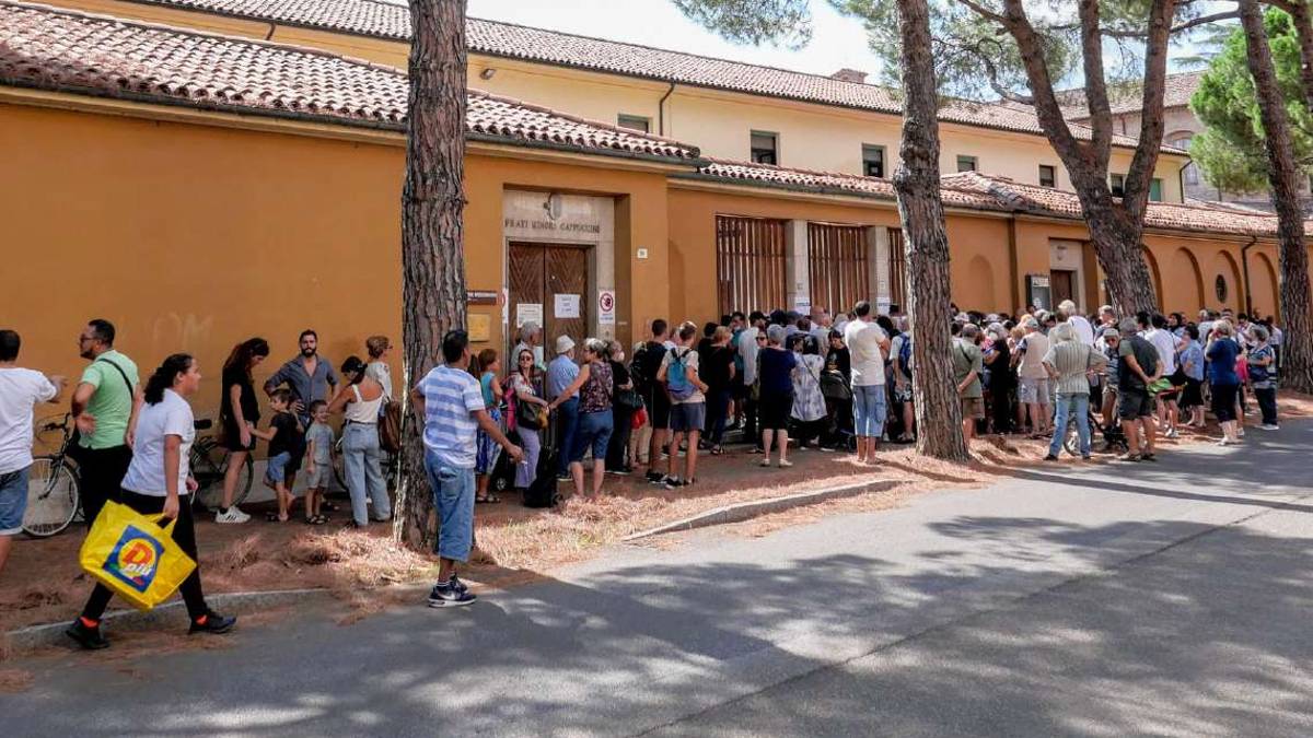 Imola, tutti in fila per l'inizio del Mercatino dei Cappuccini