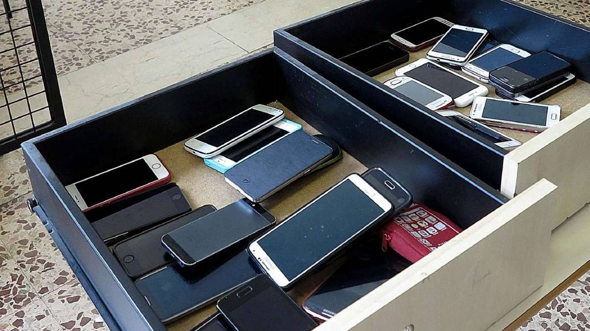 Cellulari vietati in classe, a Rimini pugno di ferro dei presidi