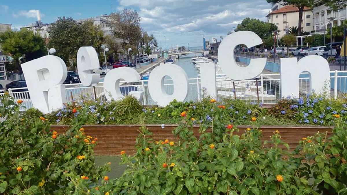 Quello sfregio dei vandali al nome di Riccione