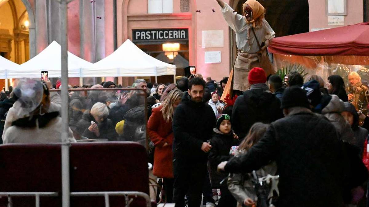 Imola, grandi e piccini col naso all'insù: un trionfo per la Befana