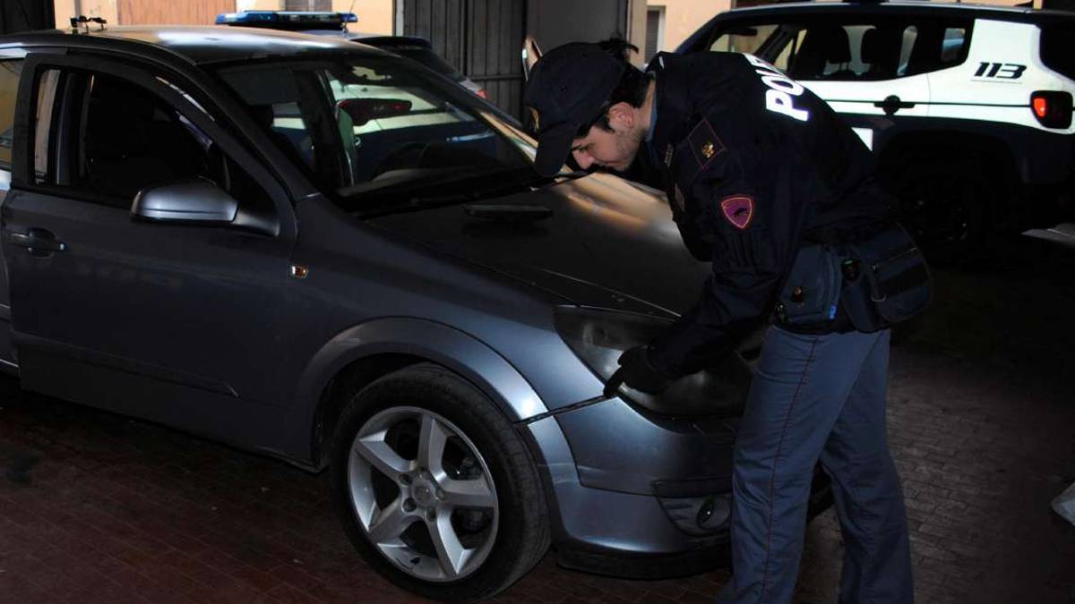 Imola, preparano dei furti, in fuga speronano auto della polizia