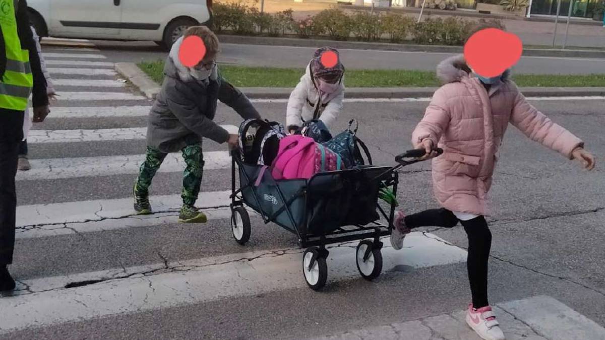 Bellaria, rubati i carrelli per trasportare gli zaini dei bambini