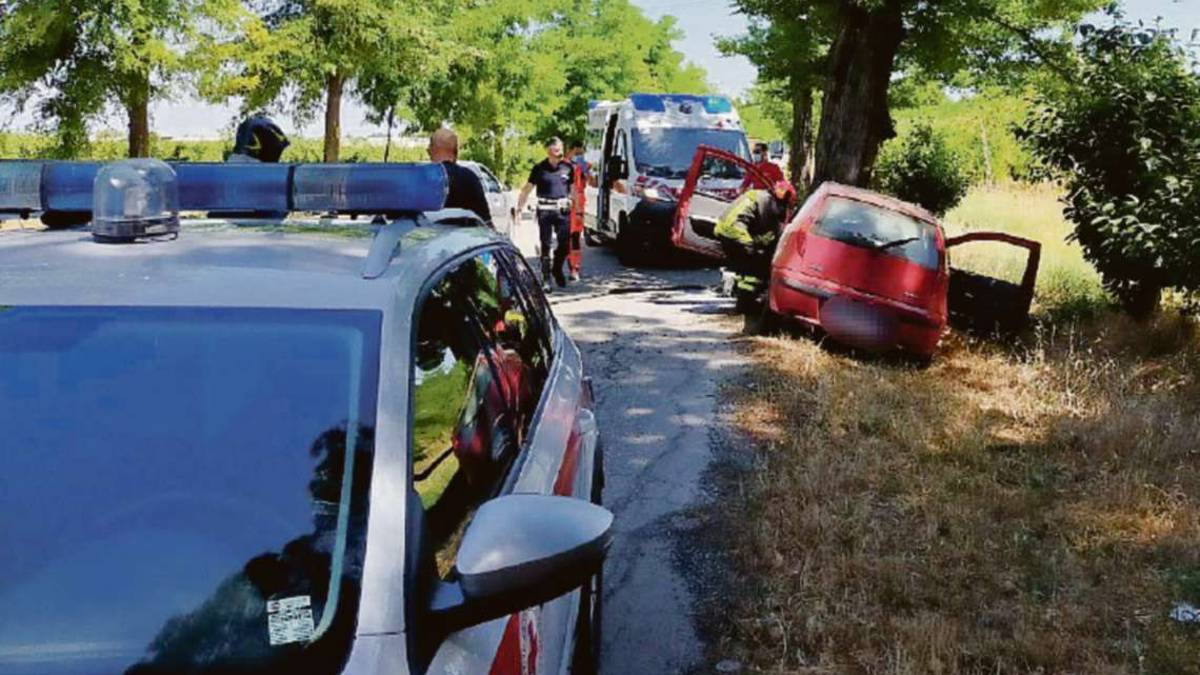 Cesena, si schianta contro un albero dopo avere ritirato metadone
