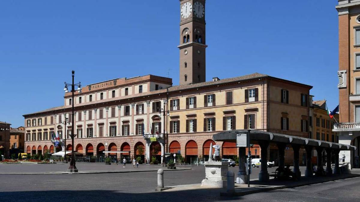 Forlì. Via la pensilina, al suo posto arriverà un palco fisso per l'estate 2023
