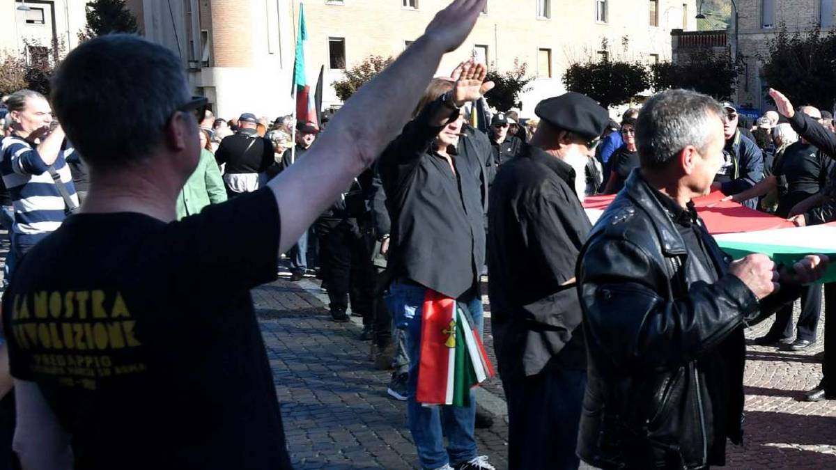 Predappio, primi otto indagati per il raduno di domenica