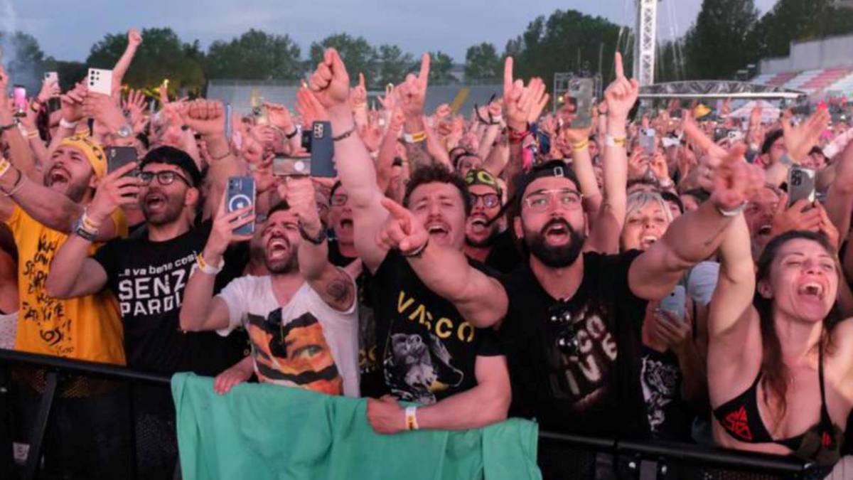 L'abbraccio di Rimini a Vasco Rossi: la Romagna è il suo popolo