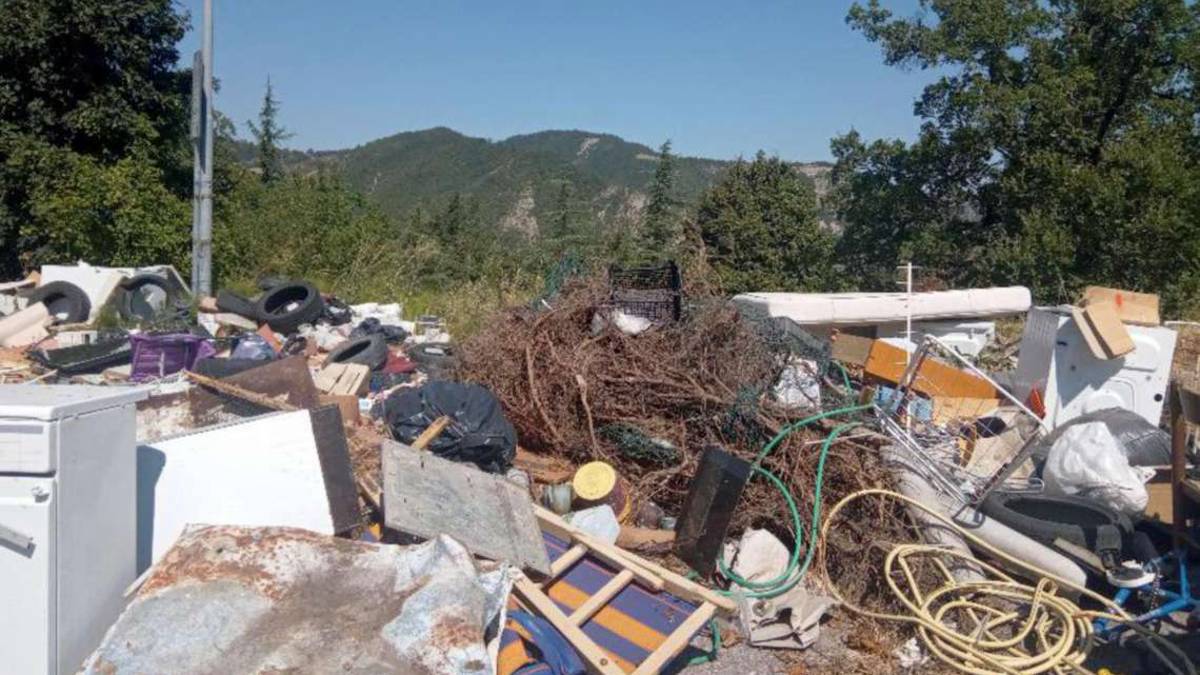 Alfero, discarica abusiva da mesi in zona industriale
