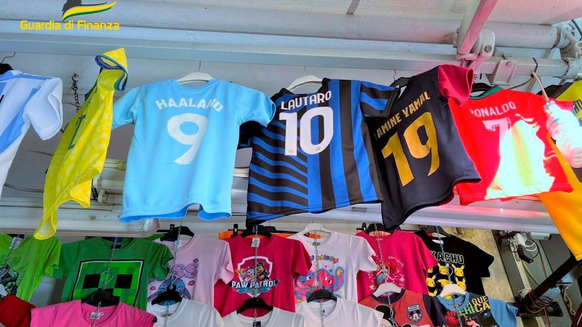 Riparte la Champions League e tornano i “tarocchi”: sequestrate oltre 800 magliette false a Cesenatico e Gatteo - Gallery