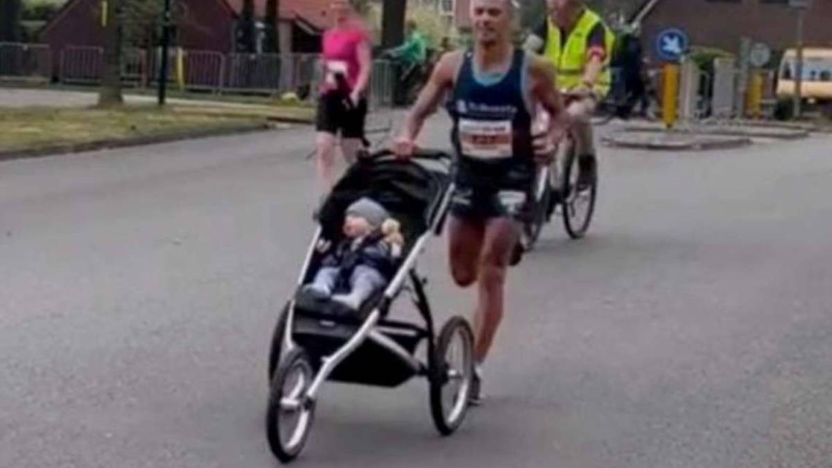 Predappio, di corsa spingendo il passeggino: assessore record