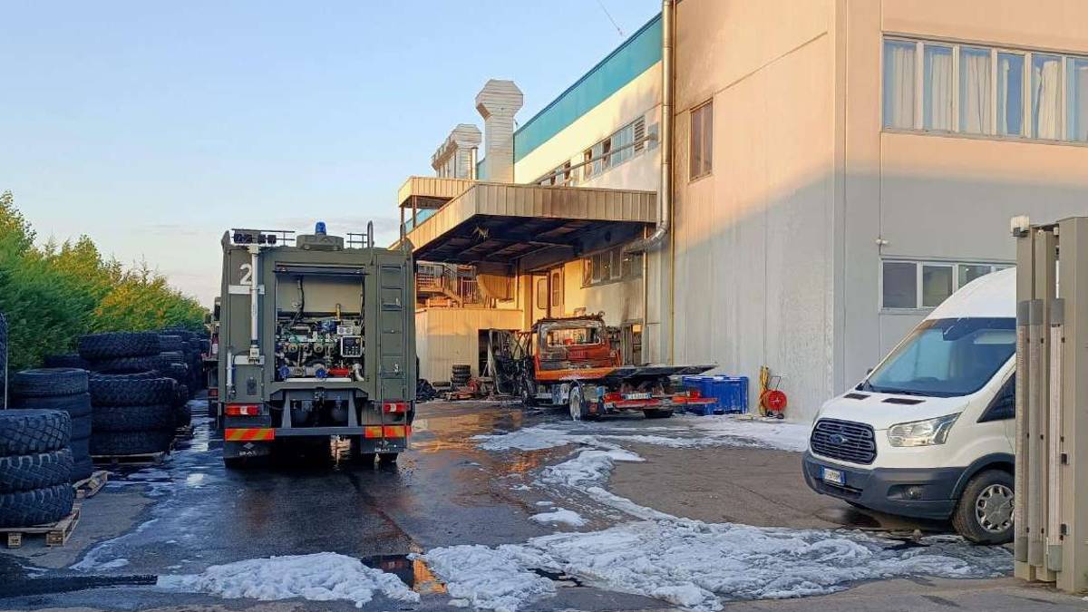 Cesena: incendio alla carrozzeria Battistini