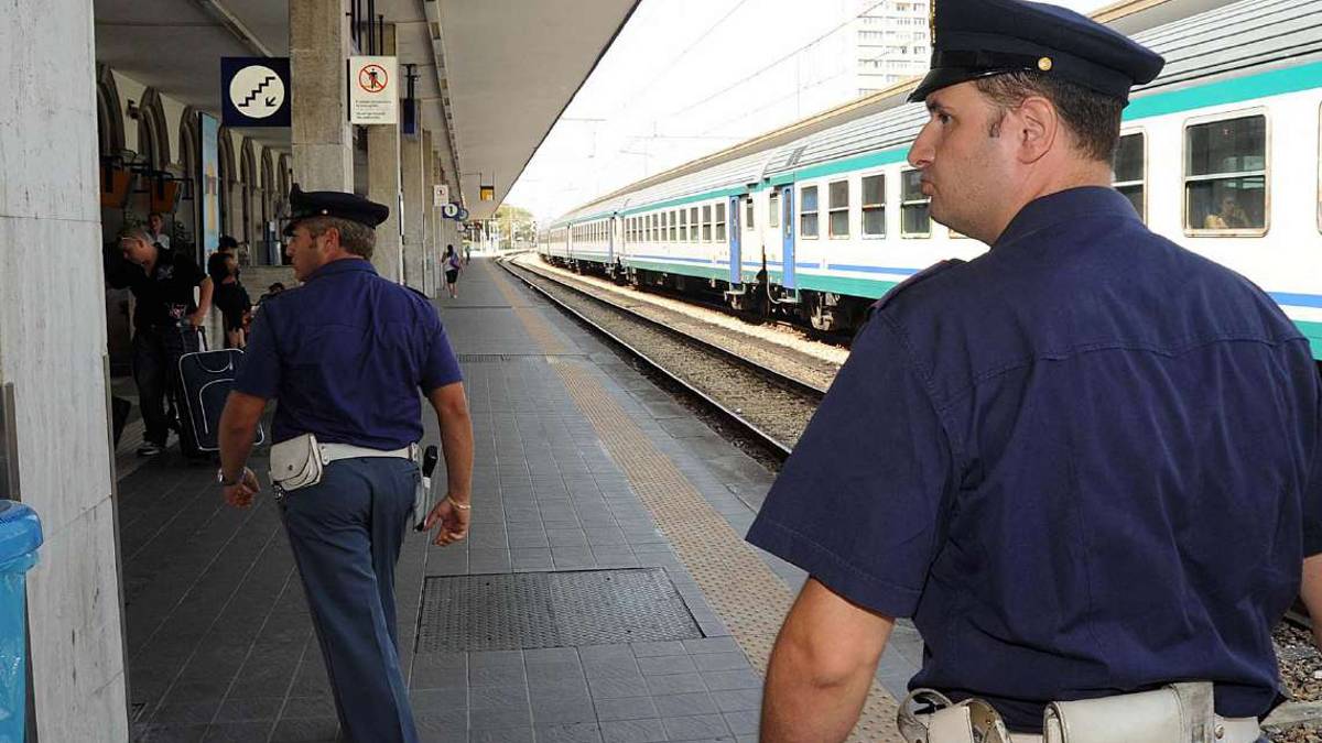Rapinano due ragazzi e restano sul treno: arrestati in stazione a Ravenna