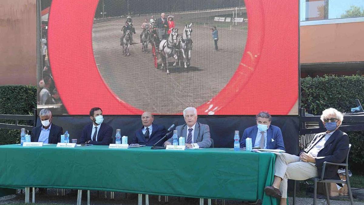 Trentuno torri faro nuove a led per l'Ippodromo di Cesena