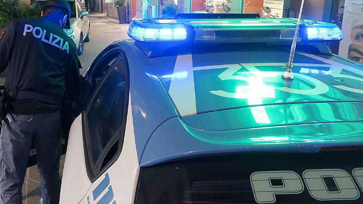 Banditi armati di pistola rapinano supermercato a Rimini