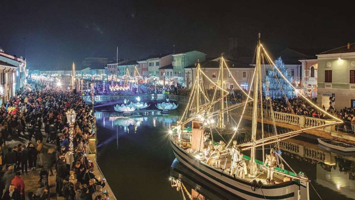 Cesenatico, s'accende il presepe con uno show sul porto canale
