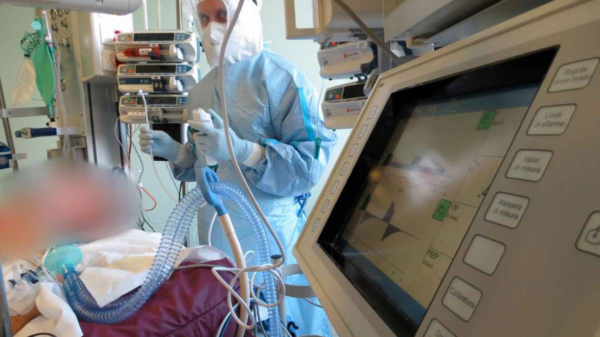 Ravenna, la truffa della variante brasiliana del Covid ai nonni: Servono 15mila euro per curare tuo nipote
