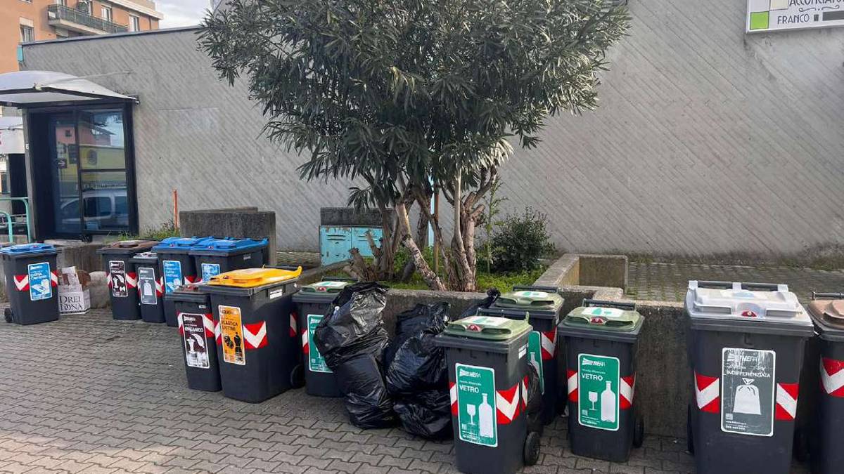 Savignano, ancora proteste per la fila di bidoni vicino al centro