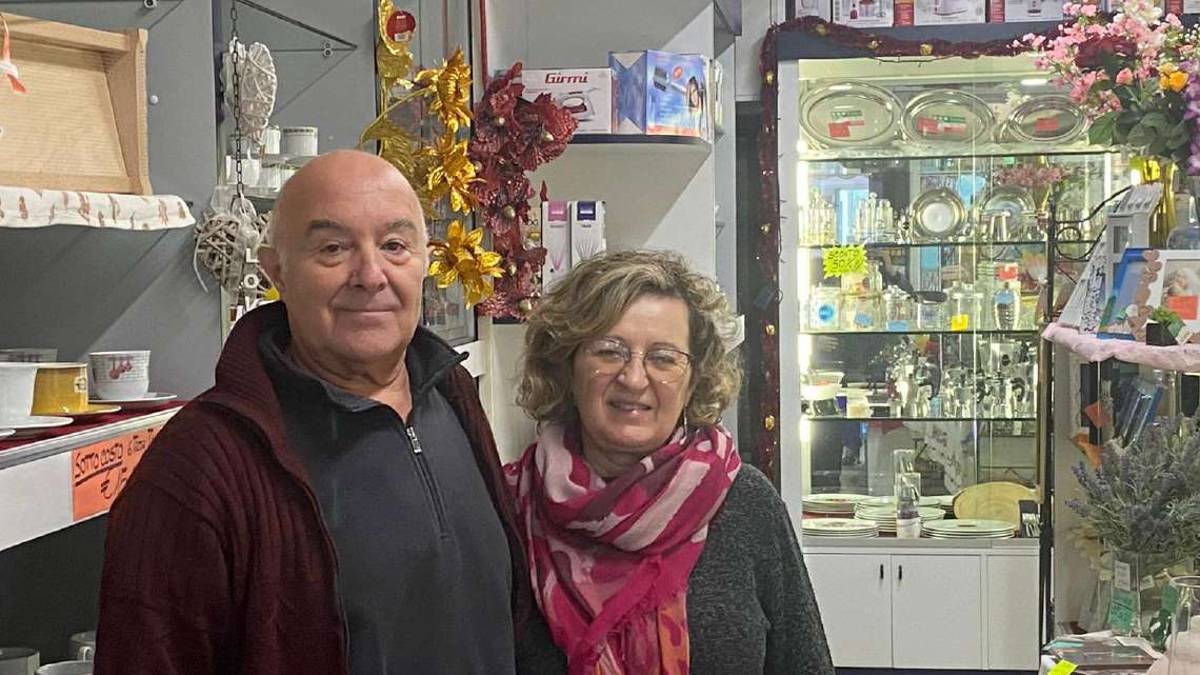 Igea, gli storici titolari della ferramenta in pensione dopo 52 anni