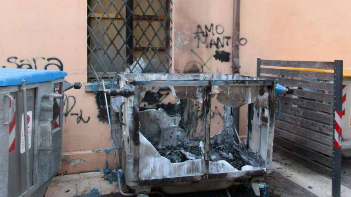 Savignano, vandali bruciano il terzo cassonetto in un anno