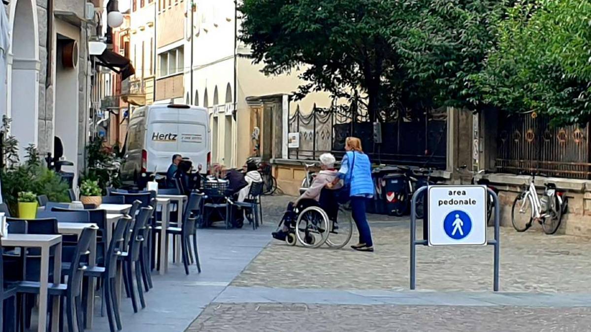 Lugo, la piazza pedonalizzata e le infrazioni dei furgoni