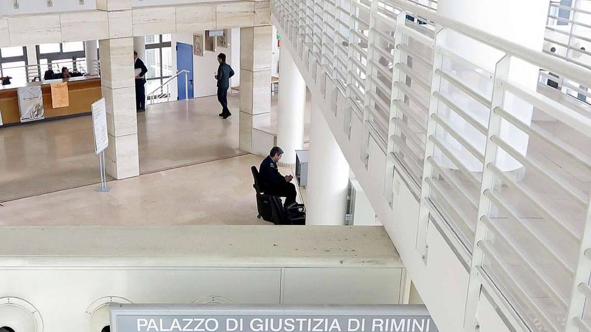 Rimini, minacce alla compagna dell'ex amante: Sono davanti al tuo portone e ho la pistola