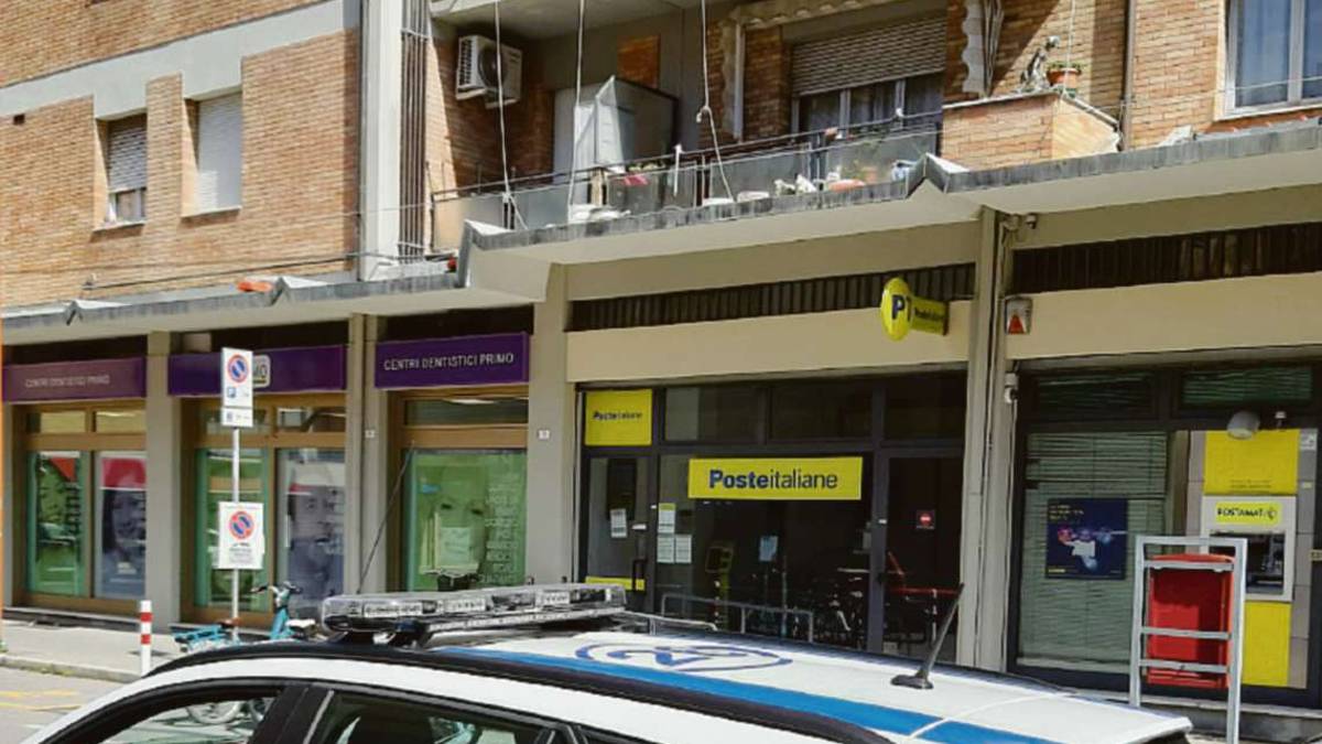 Cesena, edilizia acrobatica: incidente da brividi per il vento