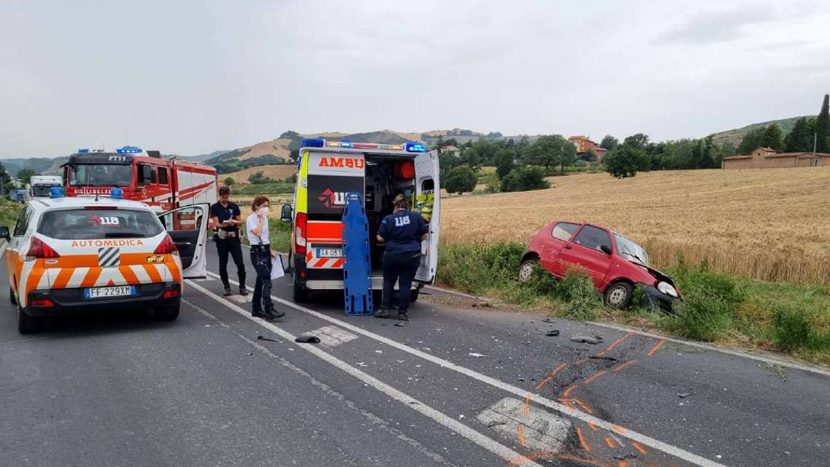 Il dolore per la ragazza di 27 anni morta sulla via Montanara