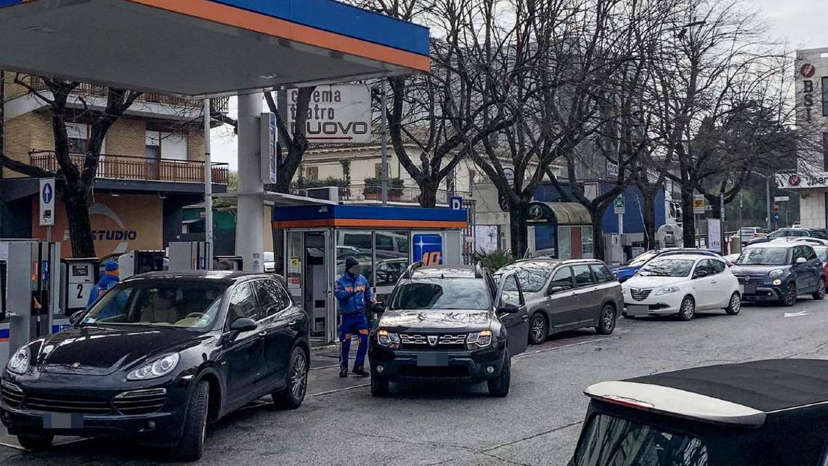 Caro benzina: tutti in fila a San Marino, ma i prezzi bassi non dureranno