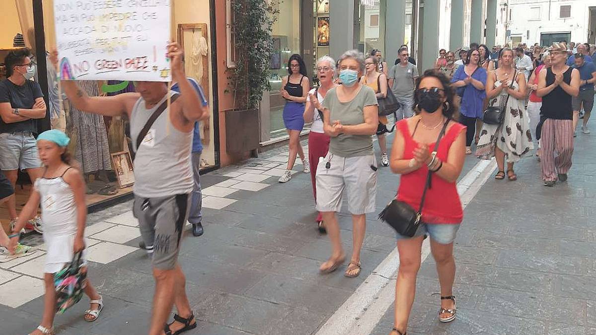 Cesena, no green pass: corteo non autorizzato con stella di David