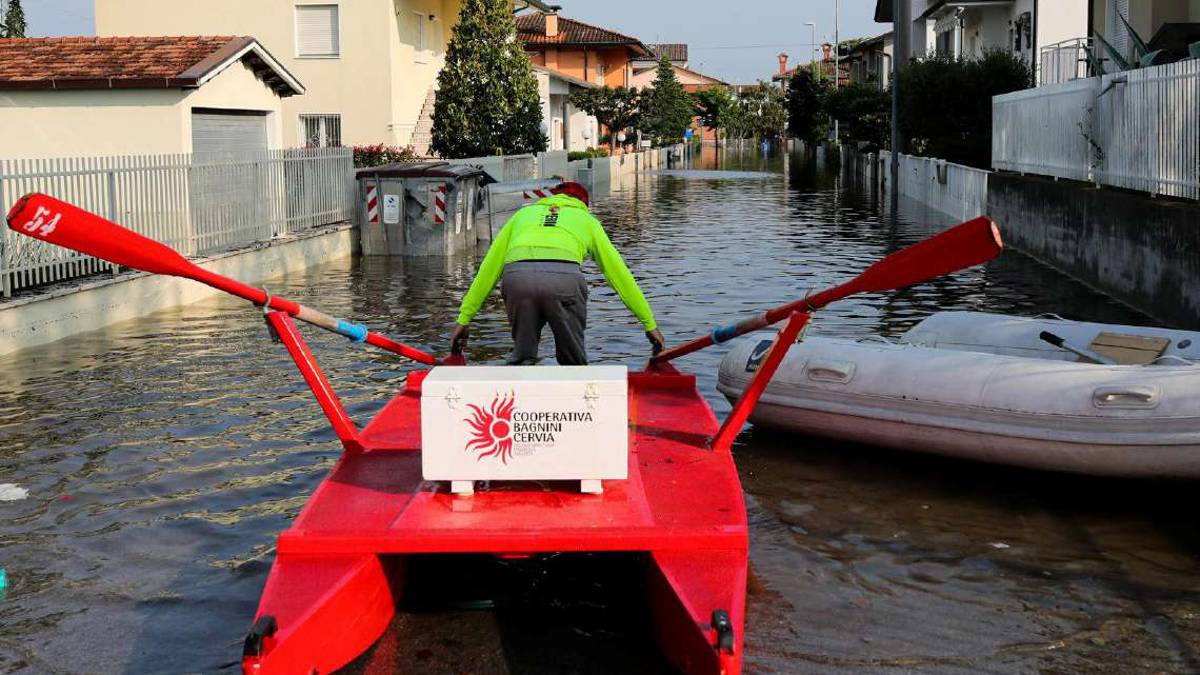 Cervia, i bagnini col moscone nelle vie ancora allagate