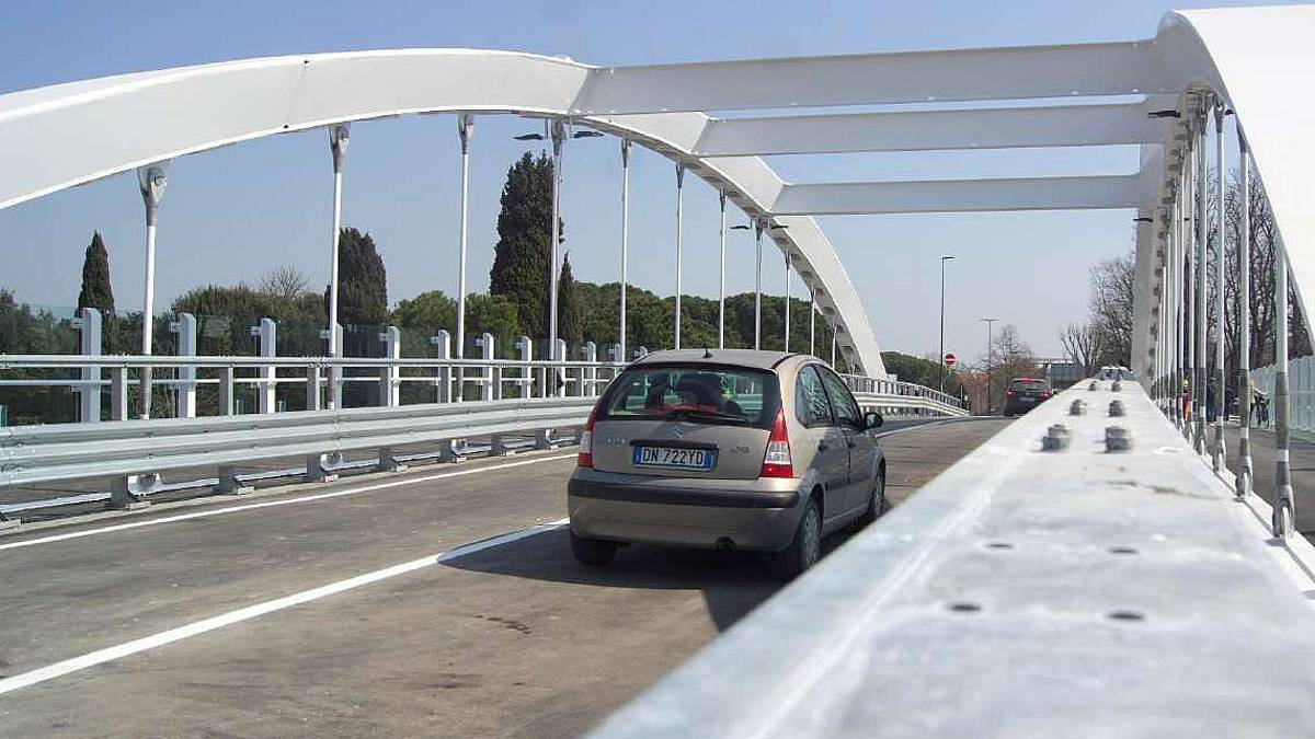 Ravenna, vetrate del ponte Teodorico pericolose per gli uccelli