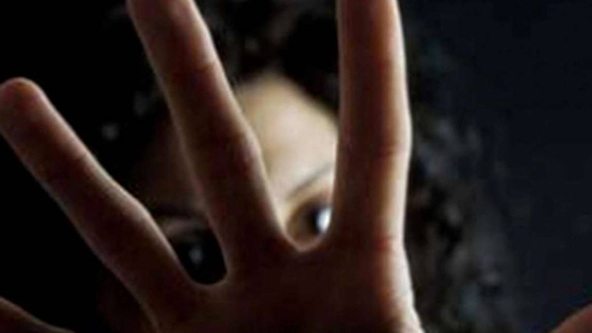 Rimini. Pugni alla moglie: Ti faccio a pezzi con la sega