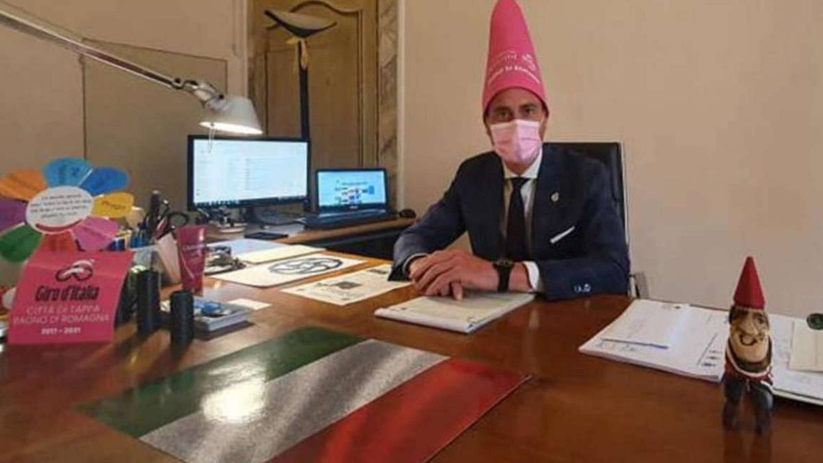 Bagno di Romagna, il cappello da gnomo gadget del Giro d'Italia