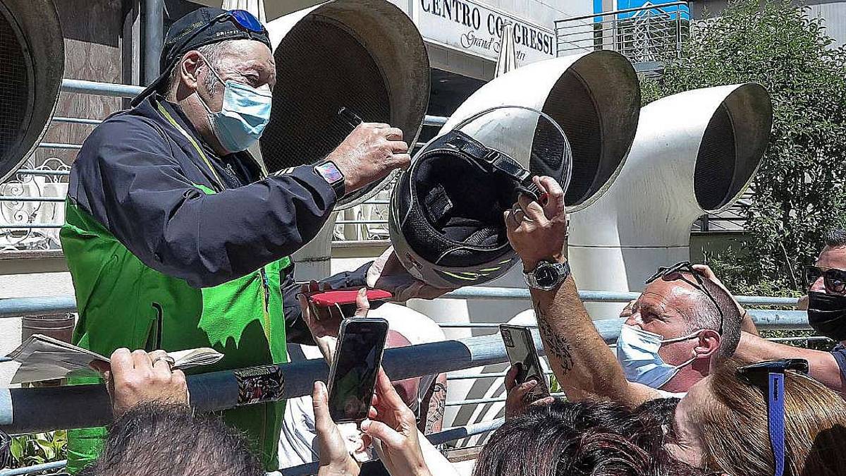 Vasco Rossi incontra la sua combriccola in un bosco lungo il Marecchia
