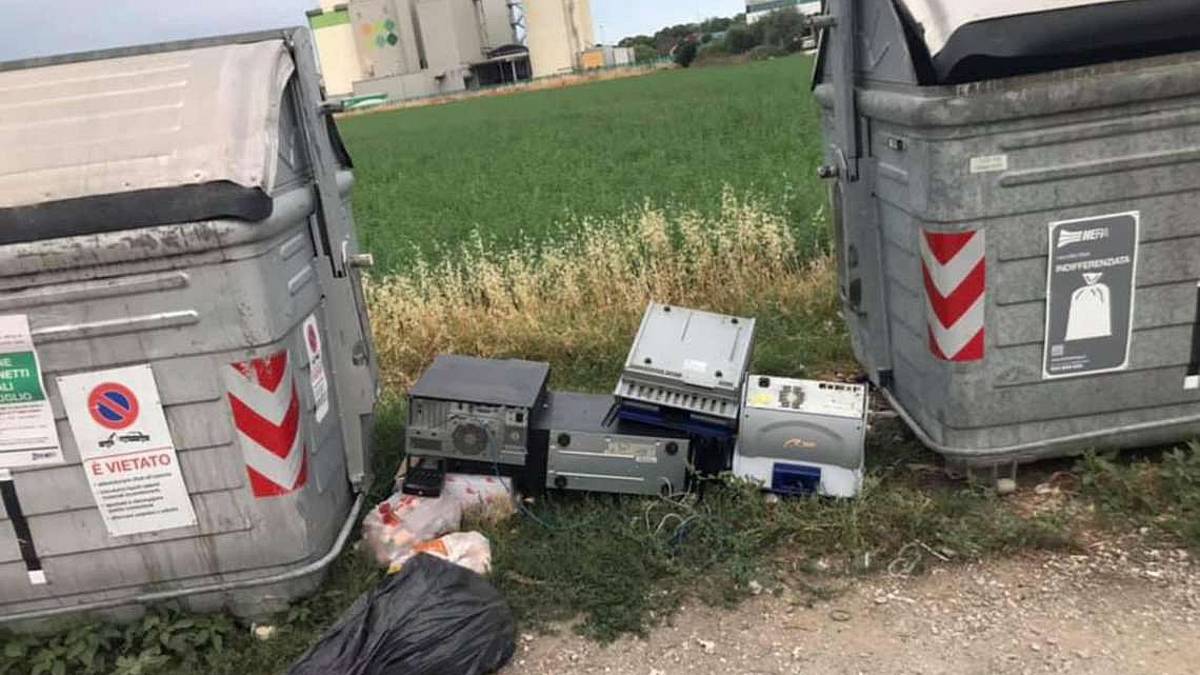A Savignano attrezzature informatiche abbandonate in strada