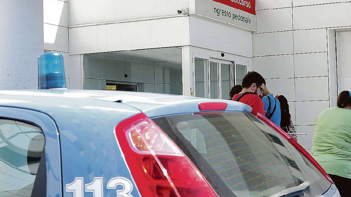 Rimini, molesta una anziana in Pronto Soccorso e colpisce il vetro del triage: scatta l'arresto