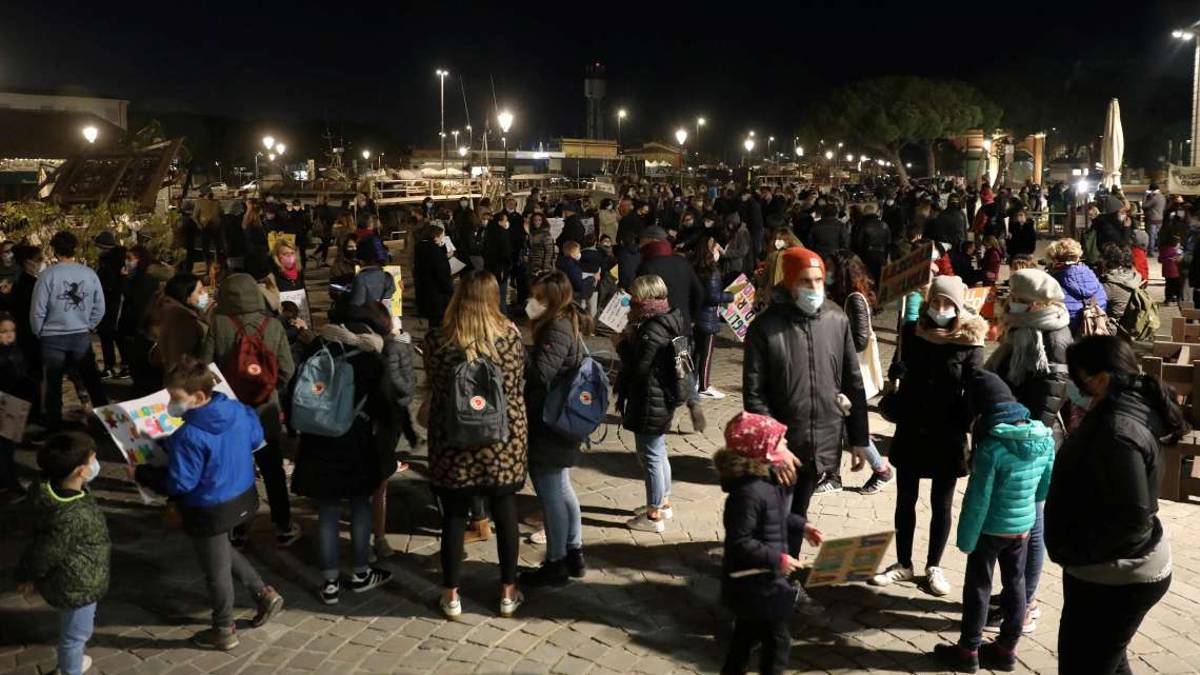 A Cesenatico in 200 in piazza contro le scuole chiuse - VIDEO
