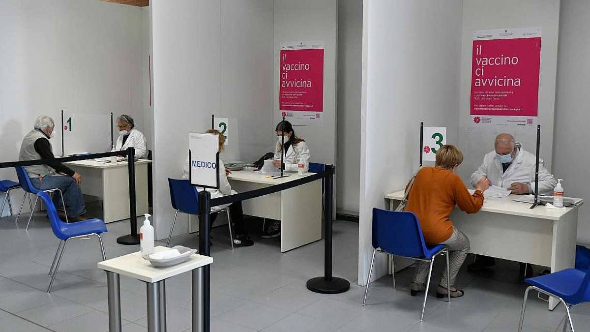 Forlì appello agli operatori sanitari: Vaccinatevi