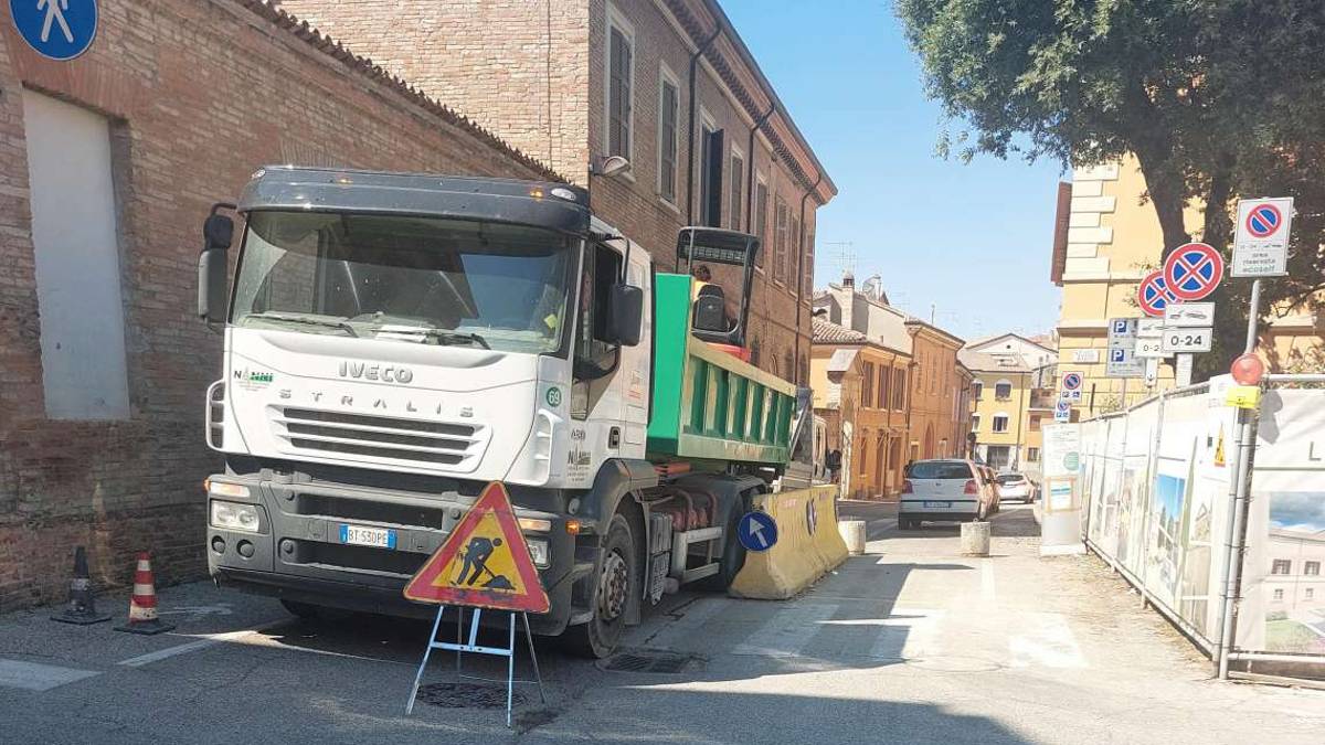 Cesena, caduta e fratture: lavori in via Montalti