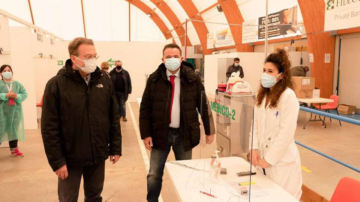 Vaccini, Ausl Imola: «Iscrivetevi on line, non chiamate i medici»