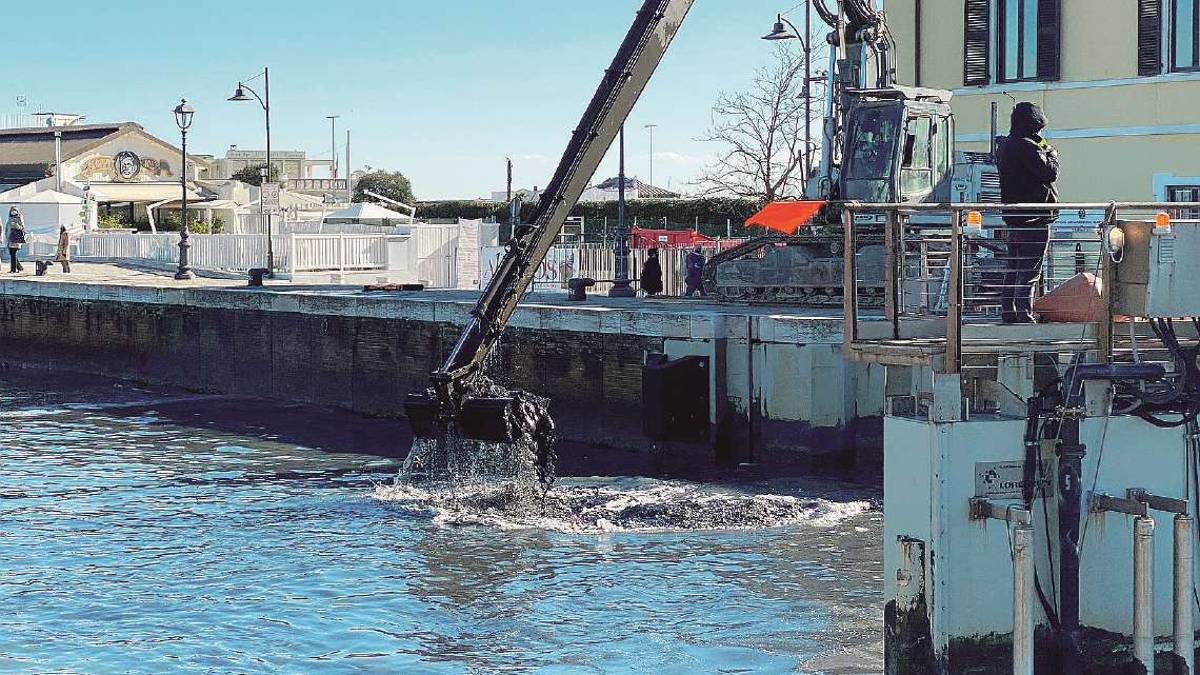 Cesenatico, porte vinciane incagliate: ore per spostare la melma