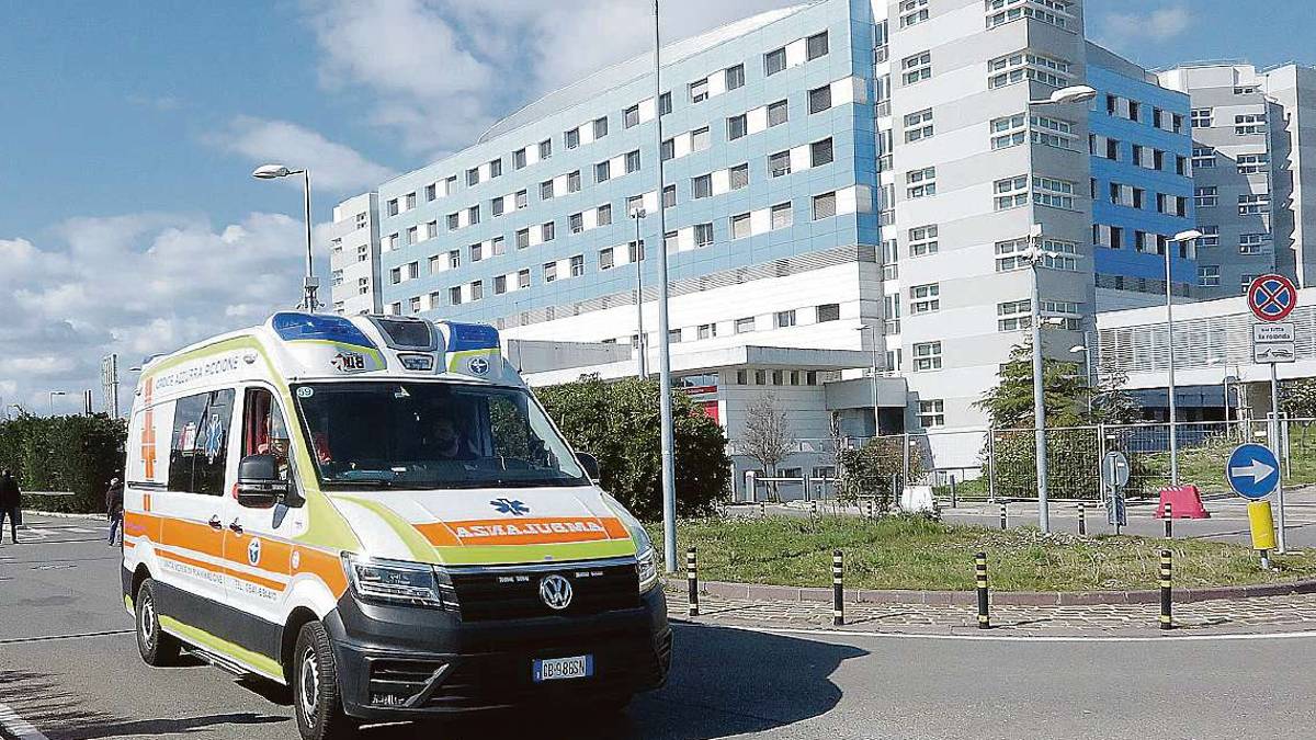 Rimini, in sedia a rotelle scatena il finimondo in ospedale: è la 20ª segnalazione in 10 giorni
