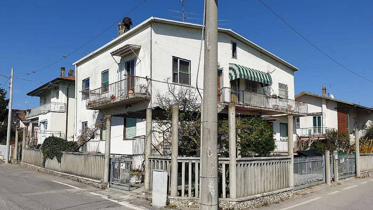 Mago indagato per truffa: curava il Covid con le erbe