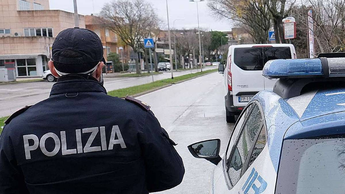 Rimini, lascia l'auto in mezzo alla strada e poi ferisce tre poliziotti: arrestato